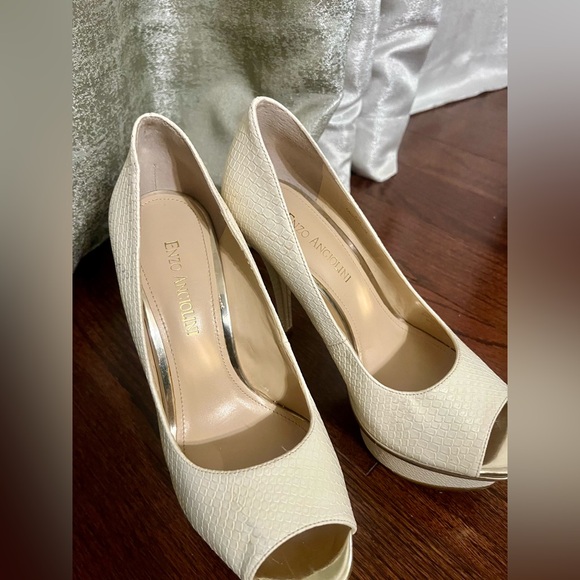 GUC ENZO ANGIOLINI Cream Peep Toe Textured Platform Pumps, SZ 6.5 M - Picture 3 of 9